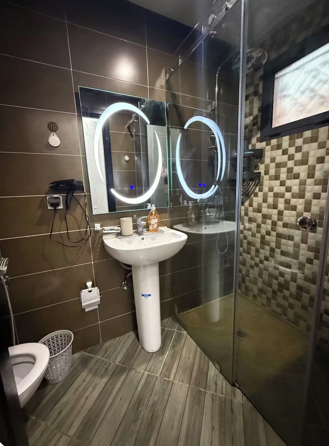 Ducha, secador de pelo, toallas y papel higiénico