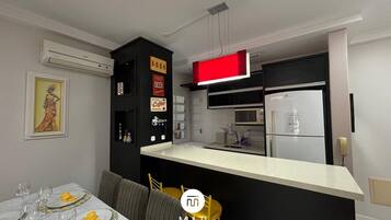 Deluxe Apartment | Private kitchen | Fridge, microwave, cookware/dishes/utensils, dining tables