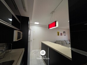 Apartamento luxo | Cozinha privada | Geladeira, micro-ondas, talheres/pratos/utensílios de cozinha