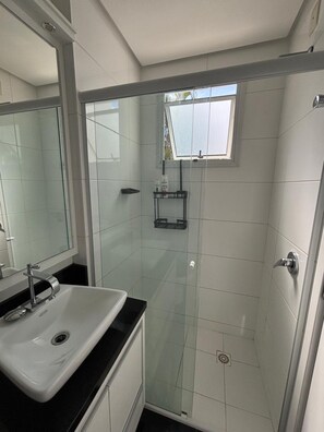 Deluxe Apartment | Bathroom | Shower, hair dryer, towels, toilet paper - Apto Cachoeira Class c Piscina - Floripa (Florianópolis)