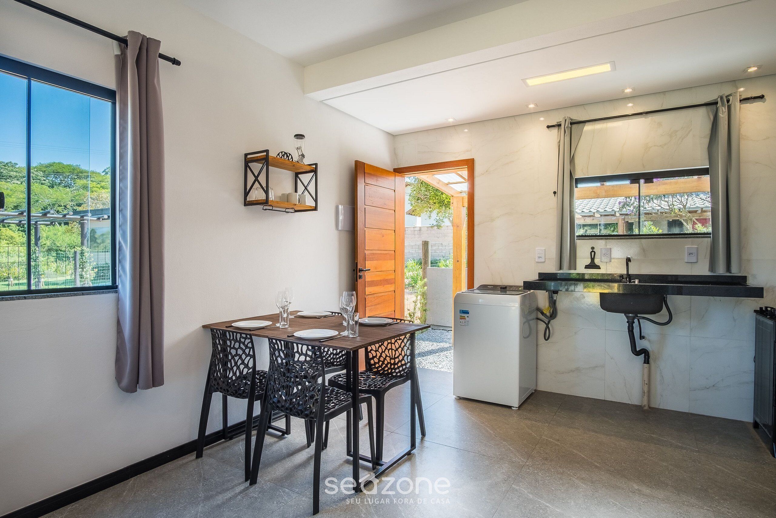 ベーシック アパートメント | レストラン