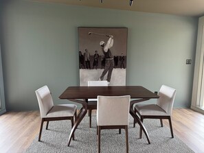 Dining - A Porch overlooking a golf course is the perfect place to stay in Brookhaven (Brookhaven)
