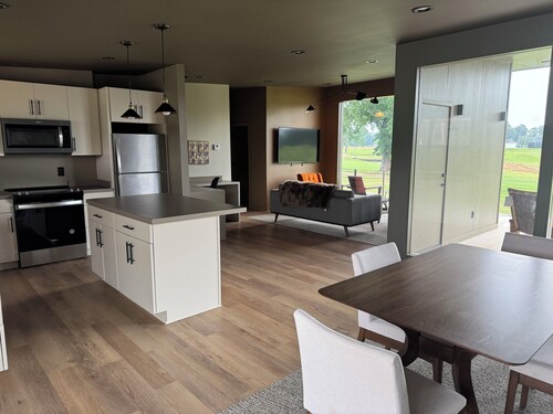 A Porch overlooking a golf course is the perfect place to stay in Brookhaven