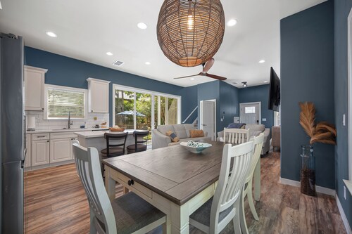 Historic Folsom Craftsman Retreat + Luxury Pool House • Pool • Walk to Su...
