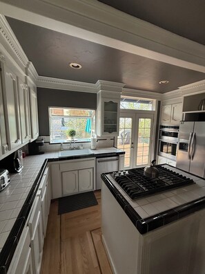 Mikrowelle, Ofen, Herdplatte, Geschirrspüler