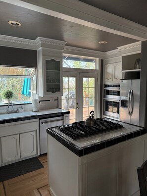 Microondas, horno, parrilla de estufa y lavavajillas 