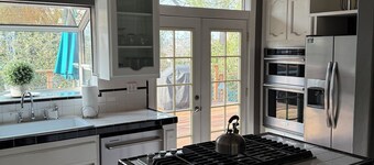 Remodeled 1919 Craftsman 3-bedroom house w/separate Pool House in Old Folsom