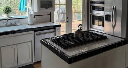 Remodeled 1919 Craftsman 3-bedroom house w/separate Pool House in Old Folsom