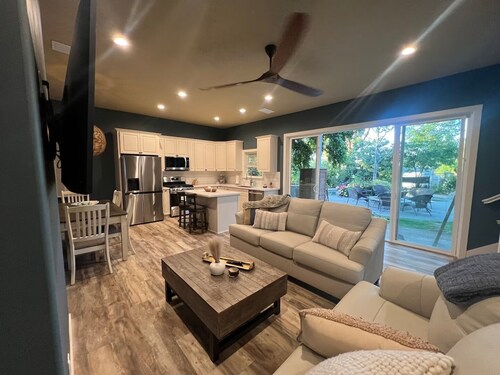 Historic Folsom Craftsman Retreat • Pool + Luxury Pool House • Walk to Sutter St