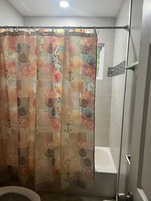 Serviettes fournies, papier de toilette