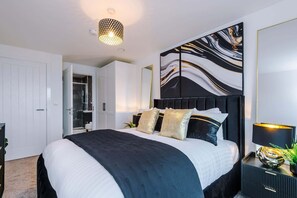 2 bedrooms, iron/ironing board, Internet, bed sheets - 2BDR | Free Parking | Stylish Liverpool Apartment (Liverpool)