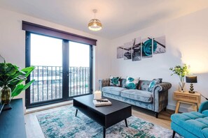 TV - 2BDR | Free Parking | Stylish Liverpool Apartment (Liverpool)