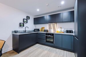 Fridge, microwave, oven, coffee/tea maker - 2BDR | Free Parking | Stylish Liverpool Apartment (Liverpool)