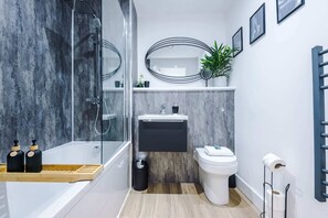 Shower - 2BDR | Free Parking | Stylish Liverpool Apartment (Liverpool)