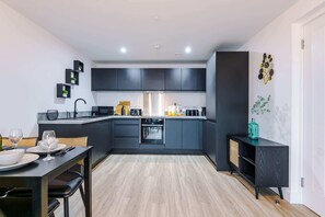Fridge, microwave, oven, coffee/tea maker - 2BDR | Free Parking | Stylish Liverpool Apartment (Liverpool)