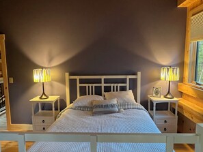 Internet, bed sheets - Charming Waterfront 4-bedroom lake house with AC in Mount Vernon, ME. (Mount Vernon)