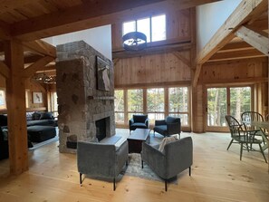 TV, fireplace - Charming Waterfront 4-bedroom lake house with AC in Mount Vernon, ME. (Mount Vernon)