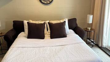 Fer et planche à repasser, accès à Internet, literie fournie