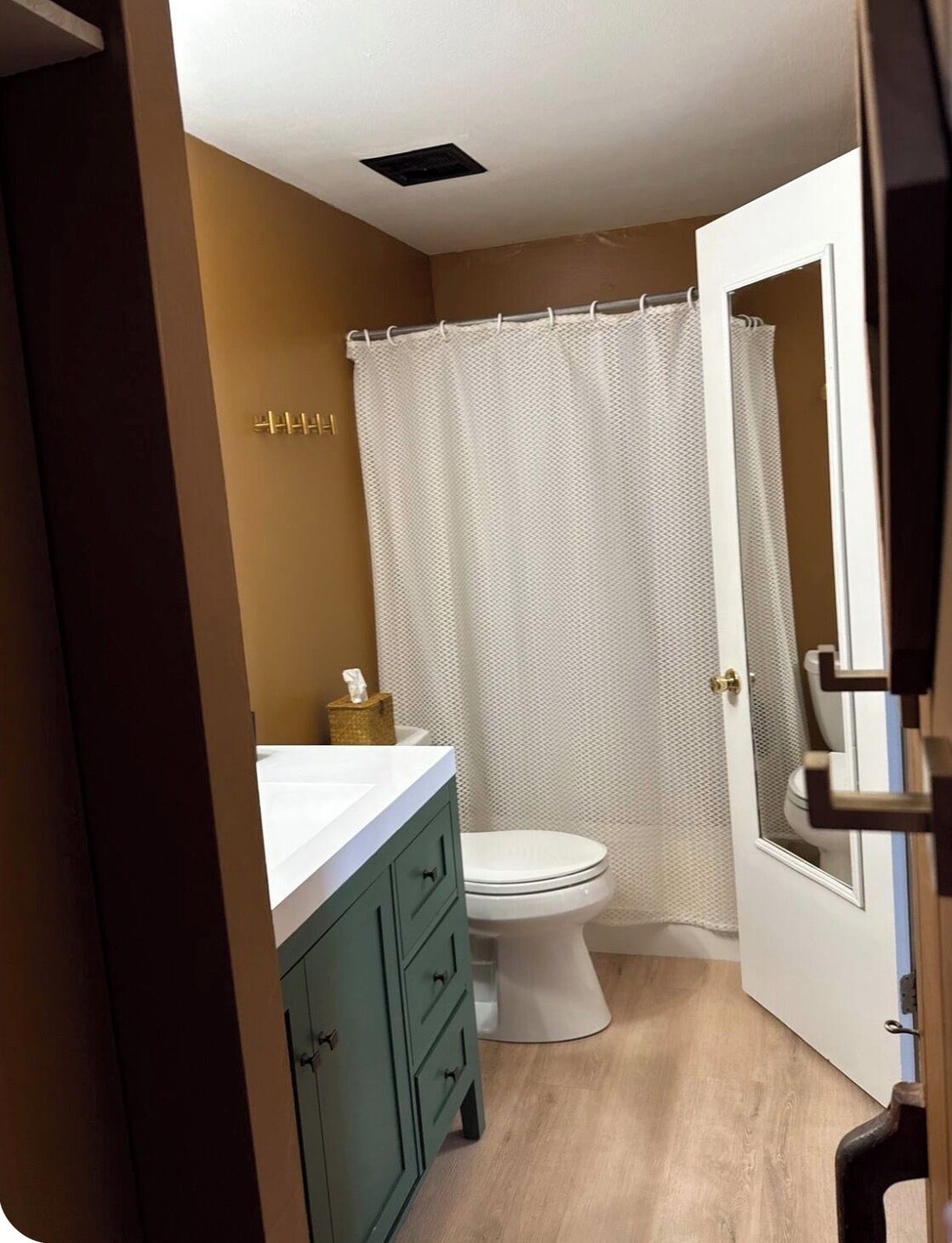 Sèche-cheveux, serviettes fournies, savon, papier toilette