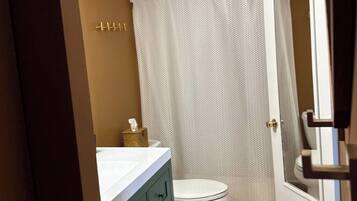 Sèche-cheveux, serviettes fournies, savon, papier toilette