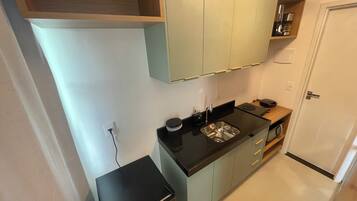 Estúdio luxo, sacada, vista para o mar | Cozinha privada