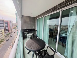 Estudio Deluxe, balcón, vistas al mar | Restaurante al aire libre