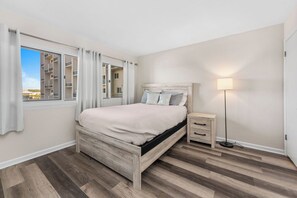 Room - Cozy 2-bedroom condo with AC in beautiful Panama City Beach (Panama City Beach)