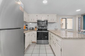 Private kitchen - Cozy 2-bedroom condo with AC in beautiful Panama City Beach (Panama City Beach)