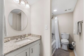 Bathroom - Cozy 2-bedroom condo with AC in beautiful Panama City Beach (Panama City Beach)