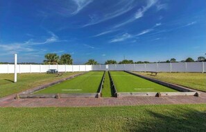 Sports court - Cozy 2-bedroom condo with AC in beautiful Panama City Beach (Panama City Beach)