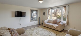 3 Mi to Downtown: Mountain-View Riverton Retreat!