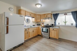 Kühlschrank, Mikrowelle, Herdplatte, Wasserkocher mit Kaffee-/Teezubehör