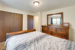 Schreibtisch, Bügeleisen/Bügelbrett, Internetzugang, Bettwäsche