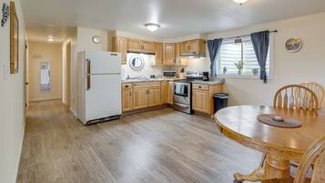 Réfrigérateur, micro-ondes, plaque de cuisson, cafetiÚre/bouilloire