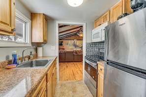 Jääkaappi, mikroaaltouuni, liesi, kahvin-/teenkeitin