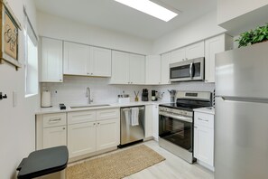 Køleskab, mikrobølgeovn, kogeplade, opvaskemaskine