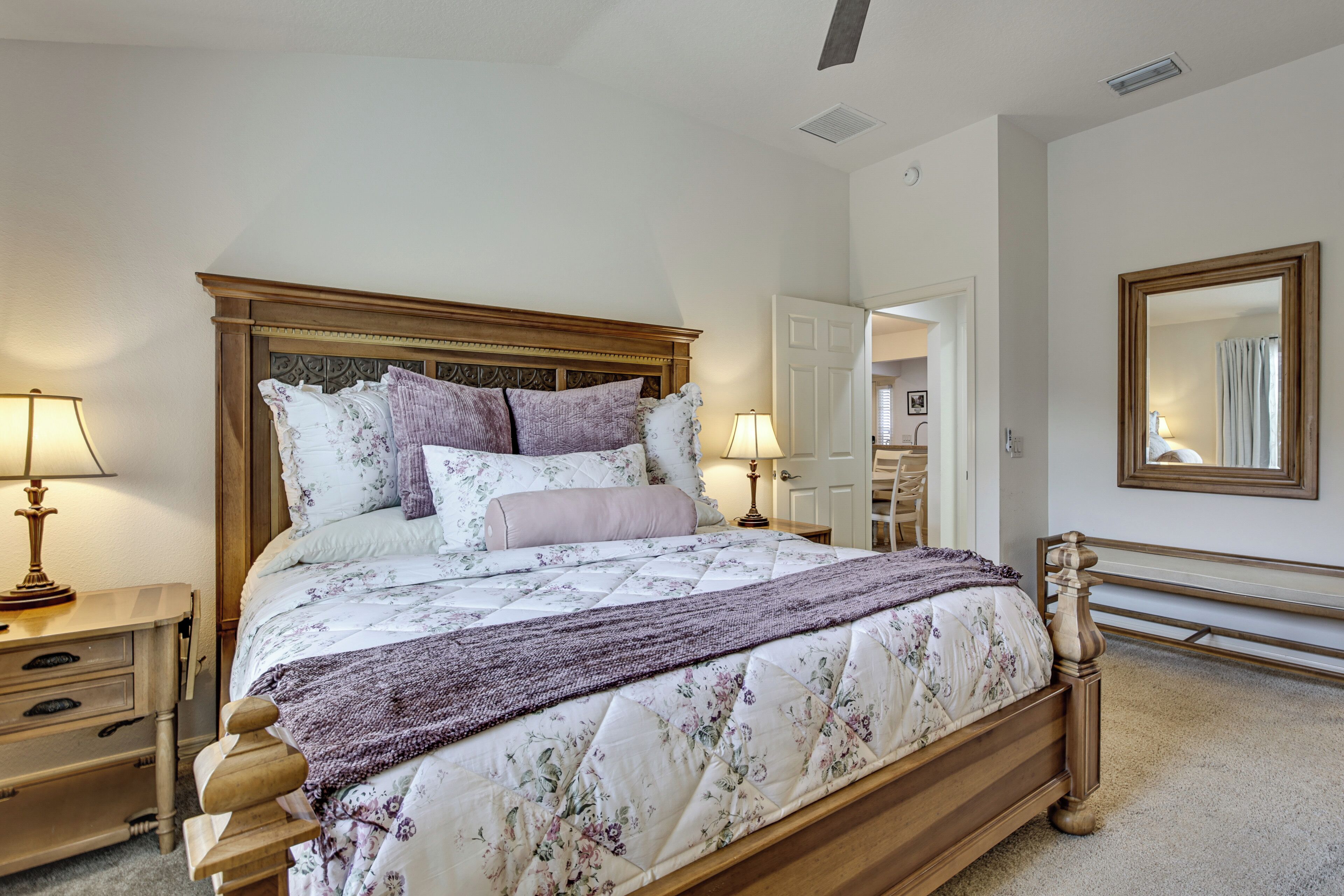 3 slaapkamers, een bureau, een strijkplank/strijkijzer, reisbedje