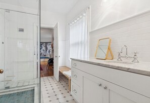 Douche, sèche-cheveux, serviettes fournies, savon