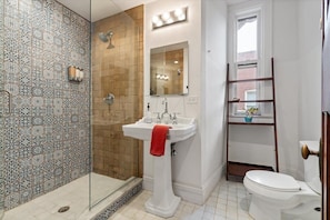 Shower, hair dryer, towels, soap - Fabulous 6-bedroom Mansion in Chicago perfect for your getaway. (Chicago)