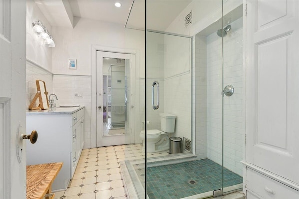 Shower, hair dryer, towels, soap - Fabulous 6-bedroom Mansion in Chicago perfect for your getaway. (Chicago)