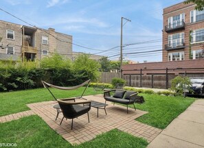 Property grounds - Fabulous 6-bedroom Mansion in Chicago perfect for your getaway. (Chicago)