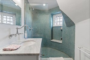 Shower, hair dryer, towels, soap - Fabulous 6-bedroom Mansion in Chicago perfect for your getaway. (Chicago)
