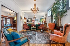 Smart TV - Fabulous 6-bedroom Mansion in Chicago perfect for your getaway. (Chicago)