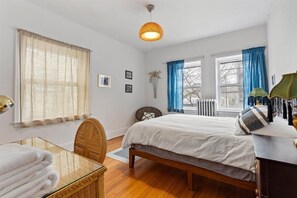 6 bedrooms, desk, iron/ironing board, free WiFi - Fabulous 6-bedroom Mansion in Chicago perfect for your getaway. (Chicago)