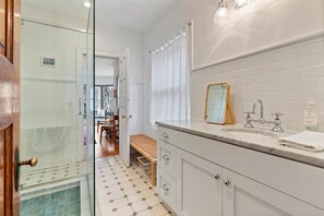 Shower, hair dryer, towels, soap - Fabulous 6-bedroom Mansion in Chicago perfect for your getaway. (Chicago)