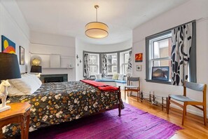 6 bedrooms, desk, iron/ironing board, free WiFi