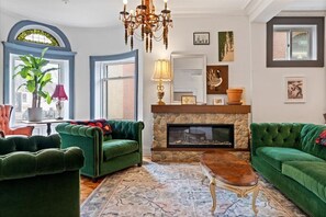 Smart TV - Fabulous 6-bedroom Mansion in Chicago perfect for your getaway. (Chicago)