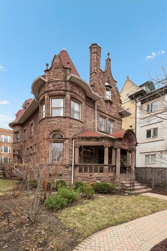 Fabulous 6-bedroom Mansion in Chicago perfect for your getaway.