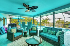 Outdoor dining - Family Fun in Cape Coral! Colorful Home w/ Dock (Cape Coral)