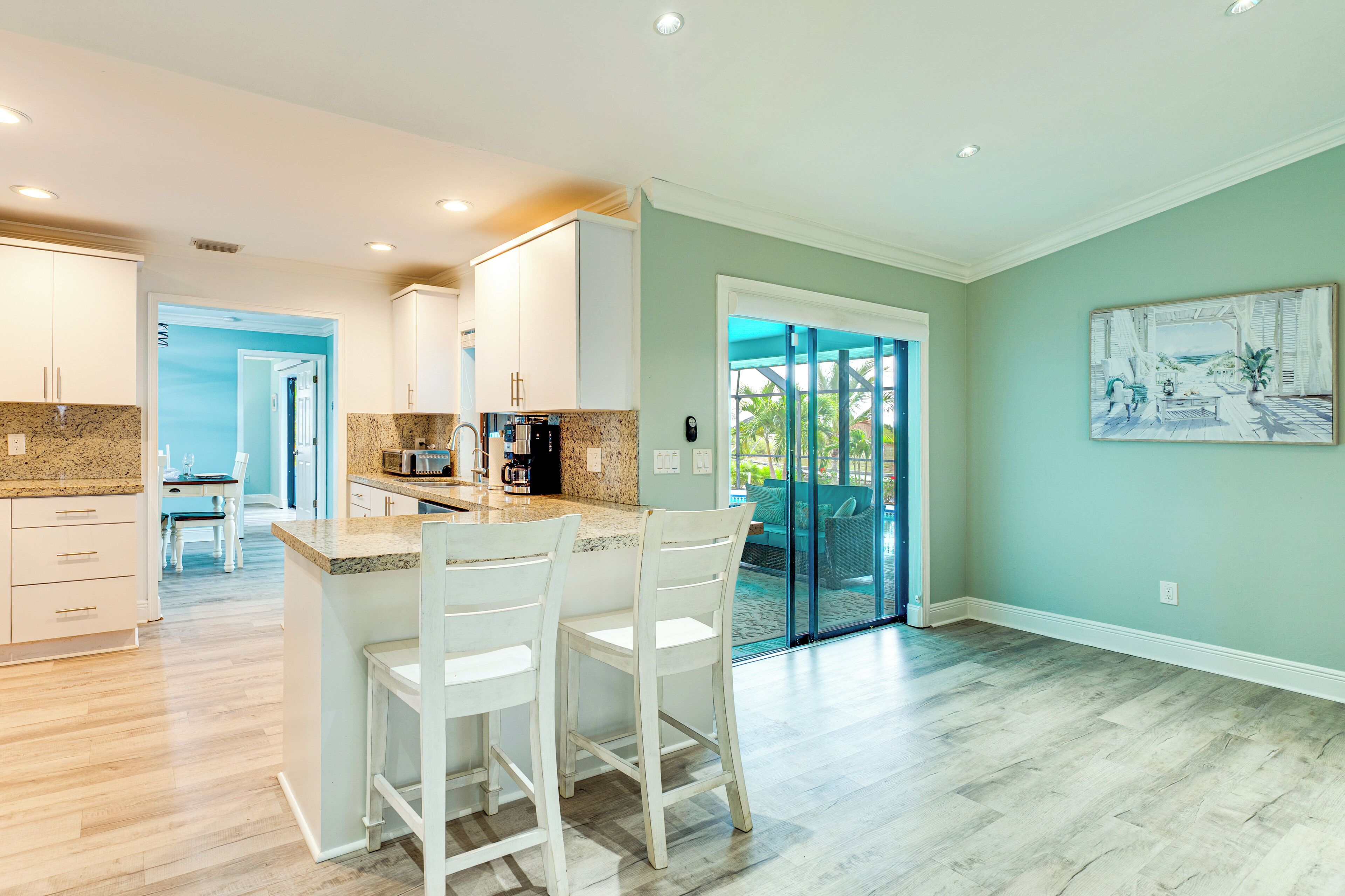 Kjøleskap, mikrobølgeovn, kokeplater og oppvaskmaskin